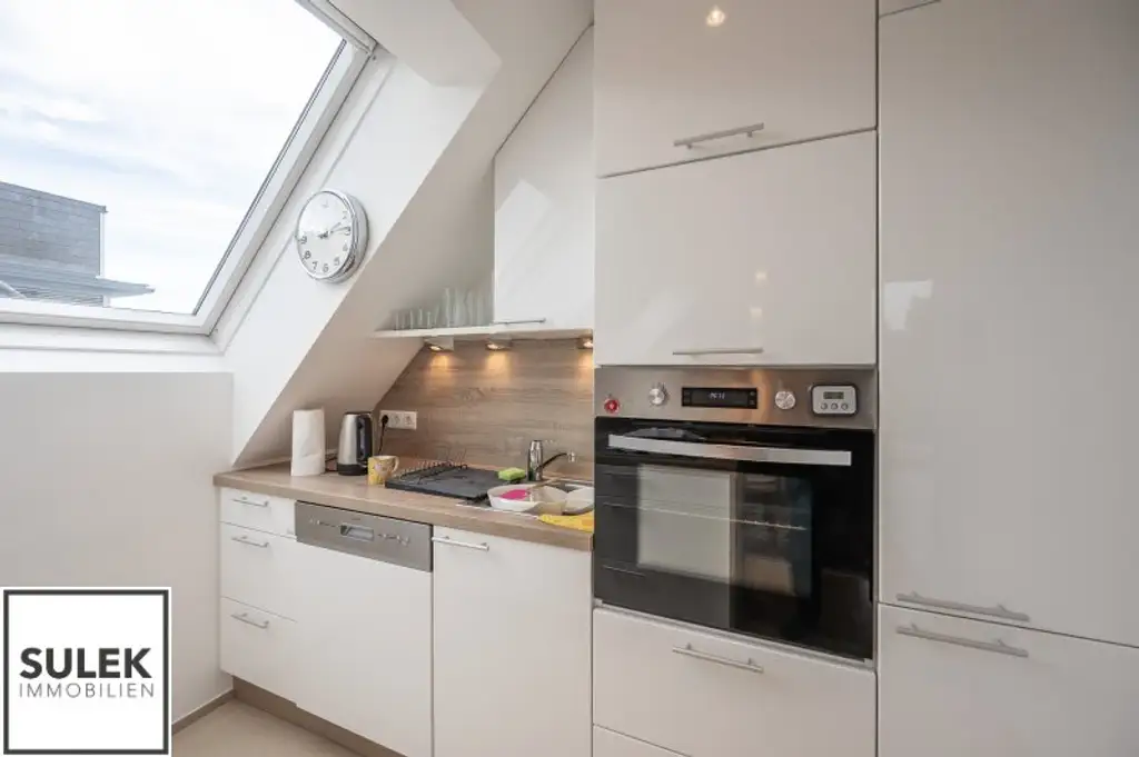 Ab Dezember: zentral begehbare 3 Zimmer Dachgeschoss Wohnung mit südseitigem Balkon im Herzen Döblings!