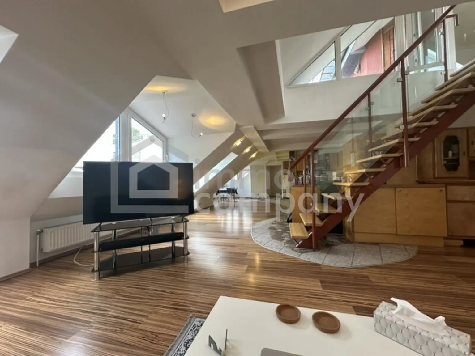 Dachgeschosswohnung in 1040 Wien – modern, geräumig, mit Balkon!