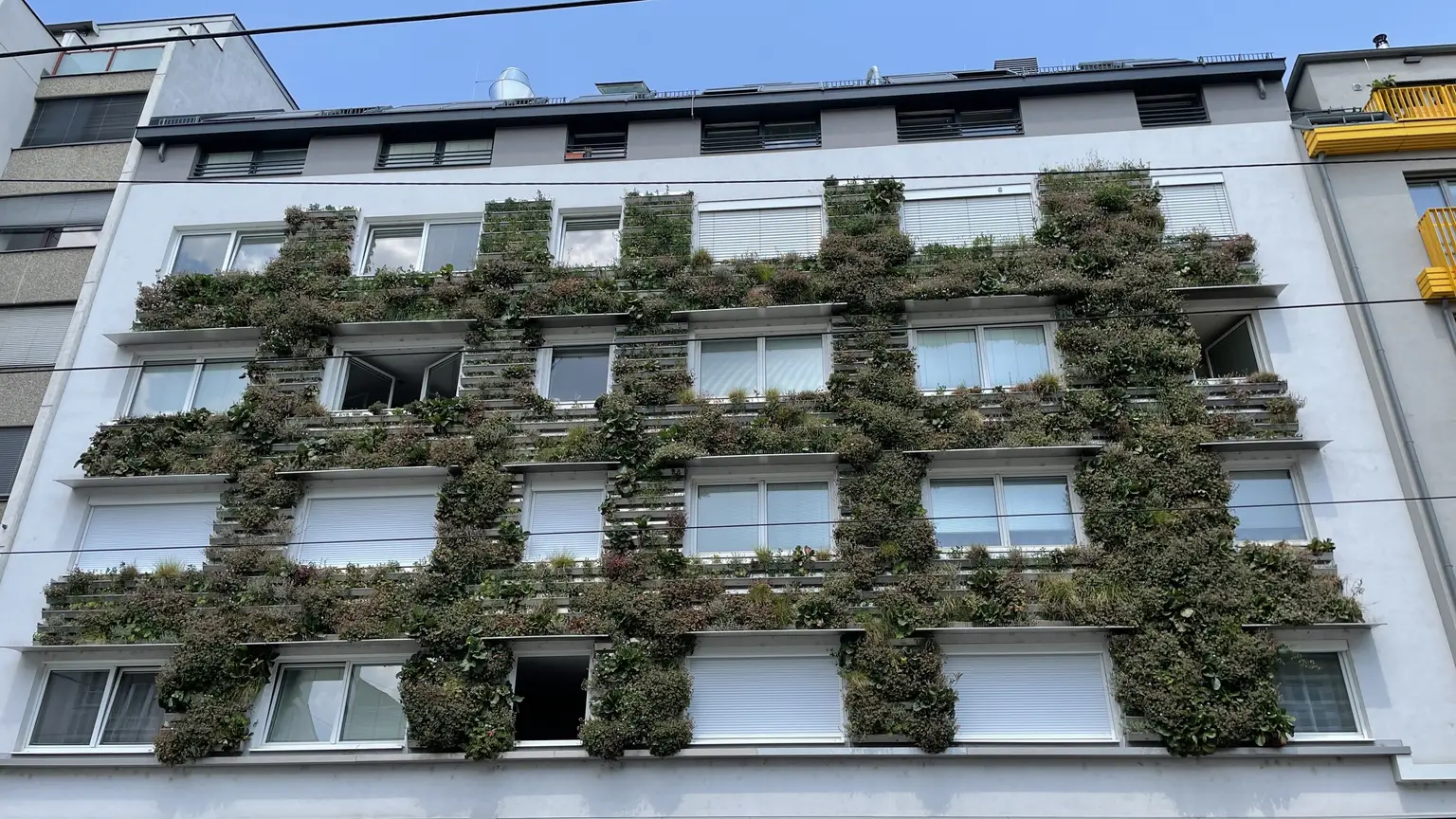 Moderne Dachgeschosswohnung, klimatisiert und gut geschnitten