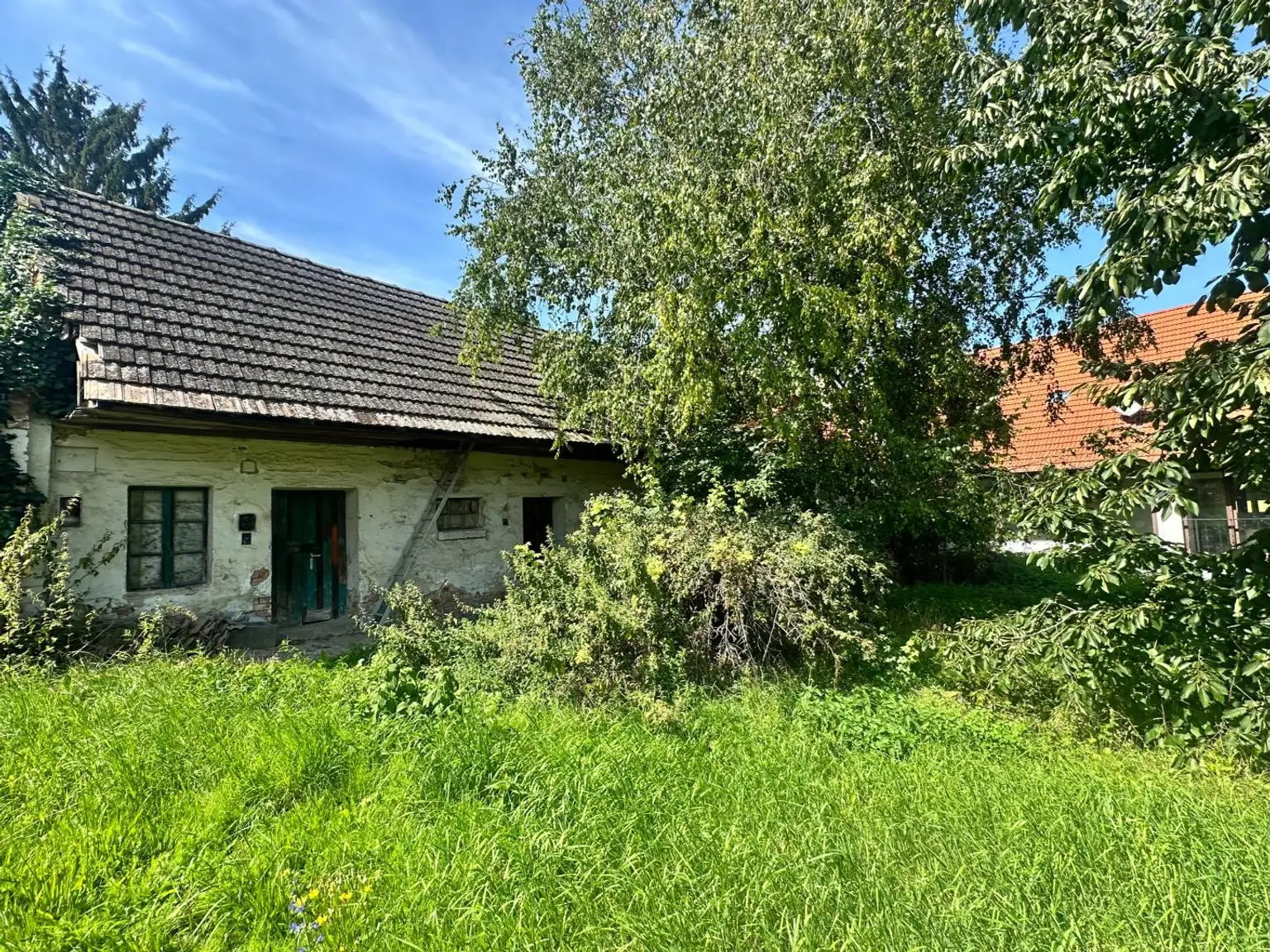 Ländliches Paradies - Sanierungsbedürftiges Landhaus auf großem Grundstück!