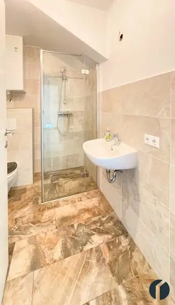 Bad mit Dusche und WC