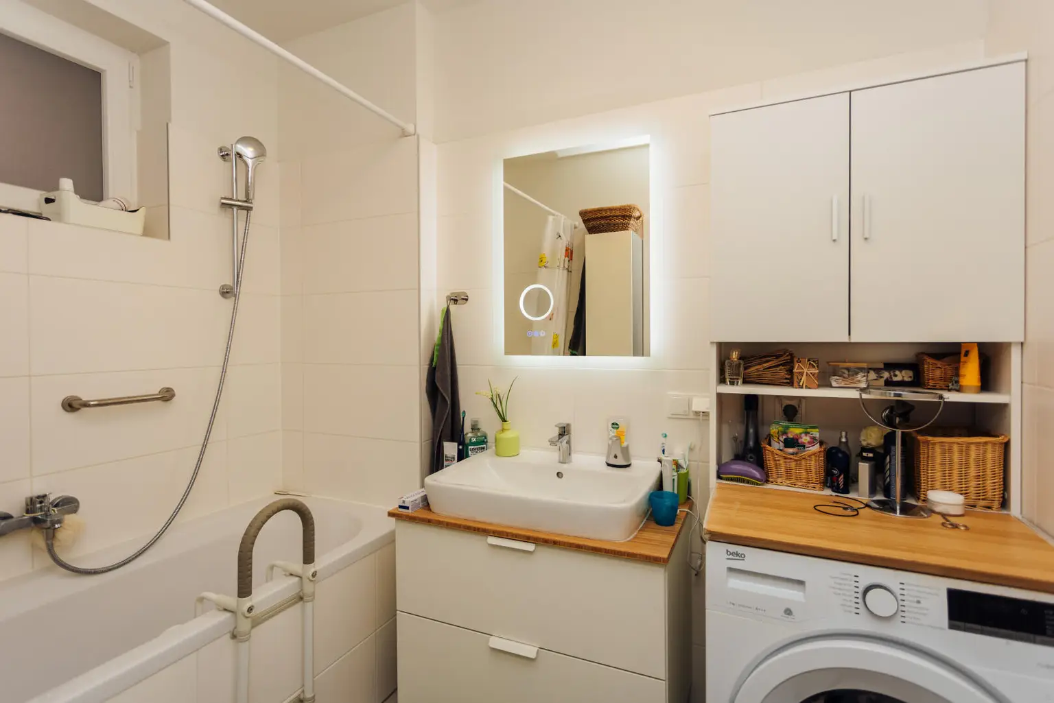 Moderne 2-Zimmer-Eigentumswohnung mit großem Balkon + Parkplatz + riesigem Kellerabteil