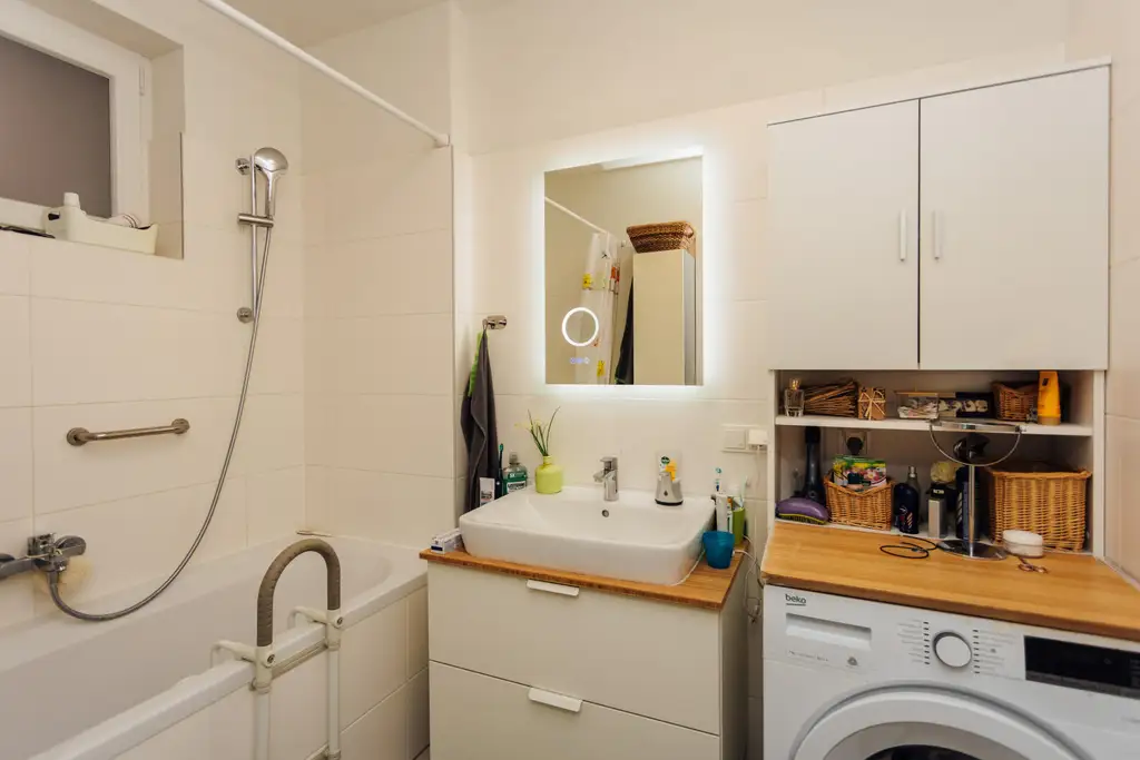 Moderne 2-Zimmer-Eigentumswohnung mit großem Balkon + Parkplatz + riesigem Kellerabteil