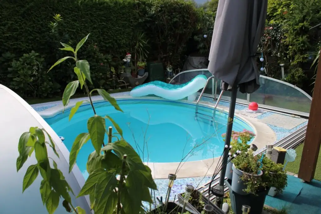 Gemütliche Doppelhaushälfte mit Pool