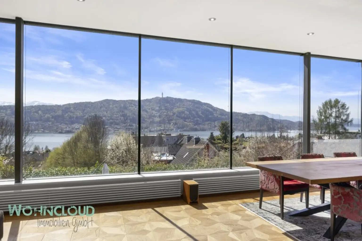 WOHNBEREICH MIT BLICK AUF DEN SEE