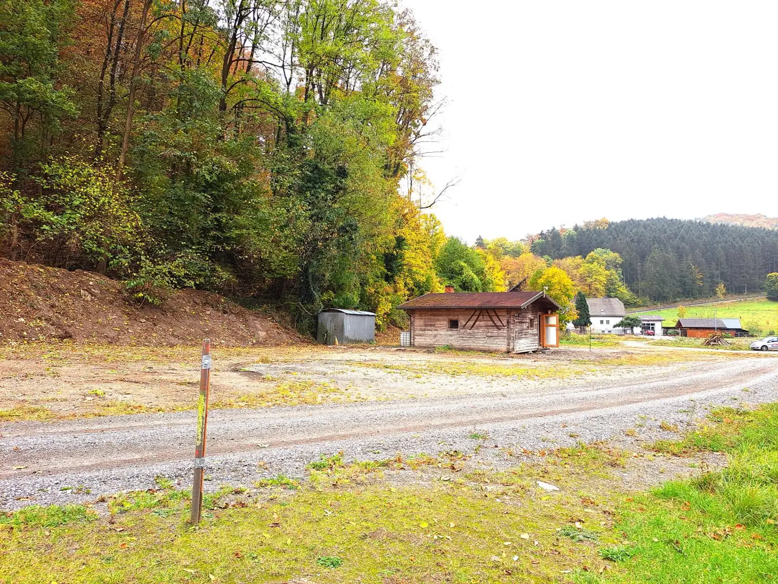 Grundstück im Grünen mit Holzhaus ohne Bauzwang