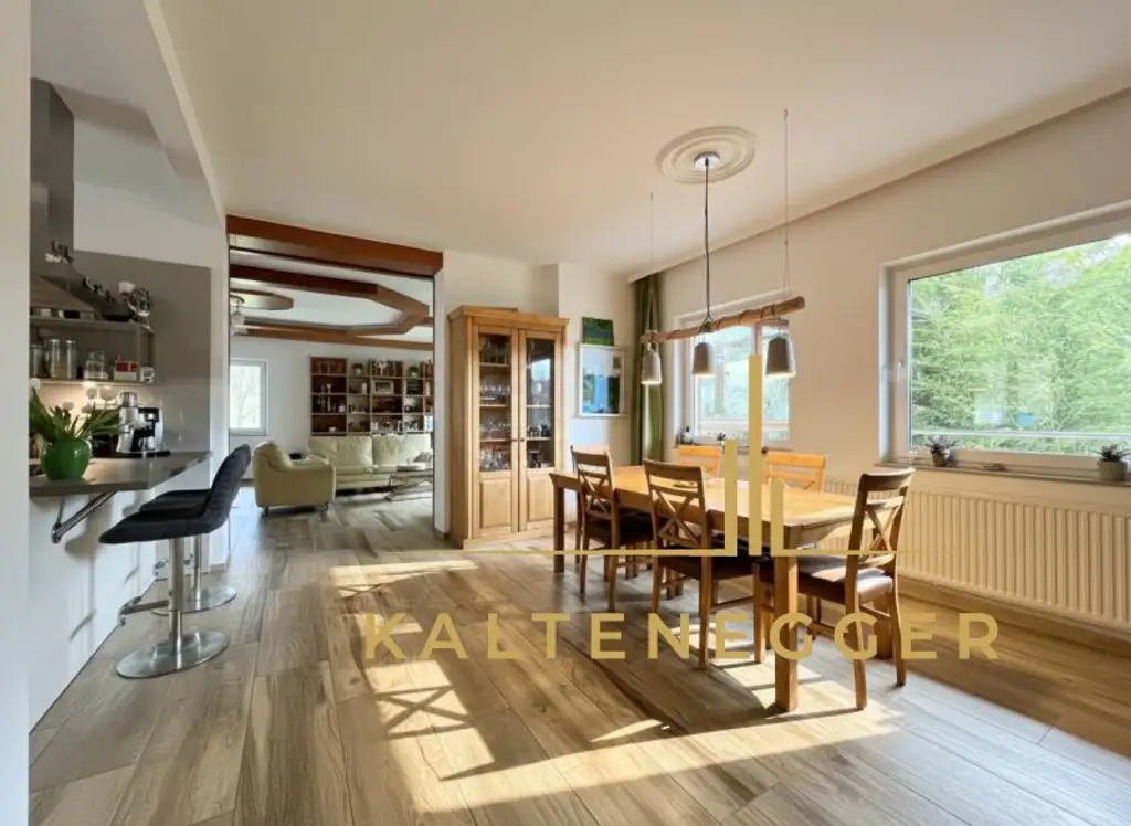 Klosterneuburg: Großzügiges Anwesen mit 2 Wohneinheiten, Indoorpool und 3.606 m² Grundstück