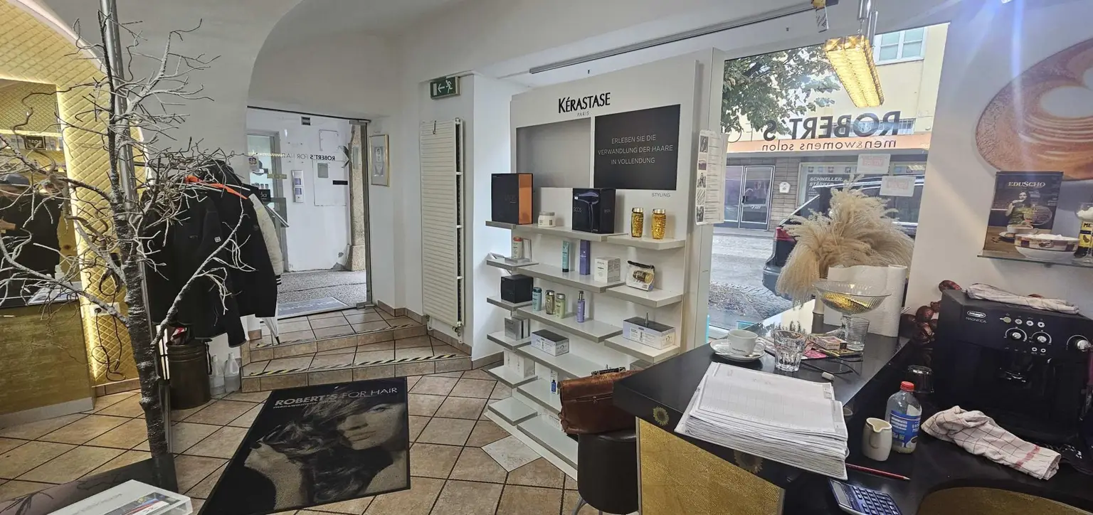 Eingang mit vorderen Geschäftsbereich