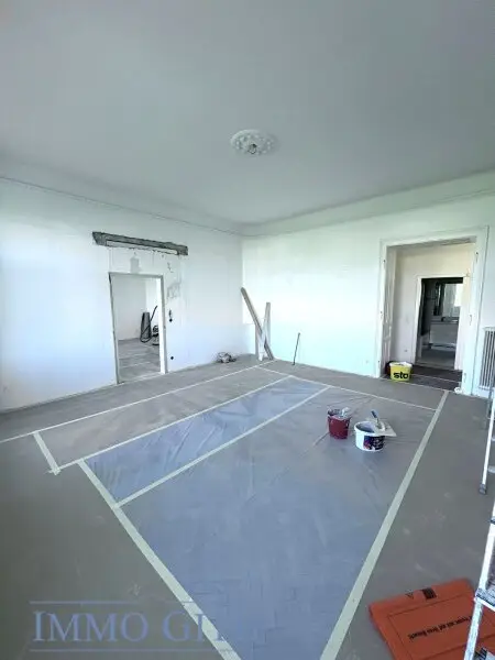 EXKLUSIVE ALTBAUWOHNUNG MIT 2 BALKONEN UND TRAUMBLICK ÜBER WIEN – 258 m² IN BESTLAGE DES 4. BEZIRKS UNBEFRISTET ZU MIETEN!