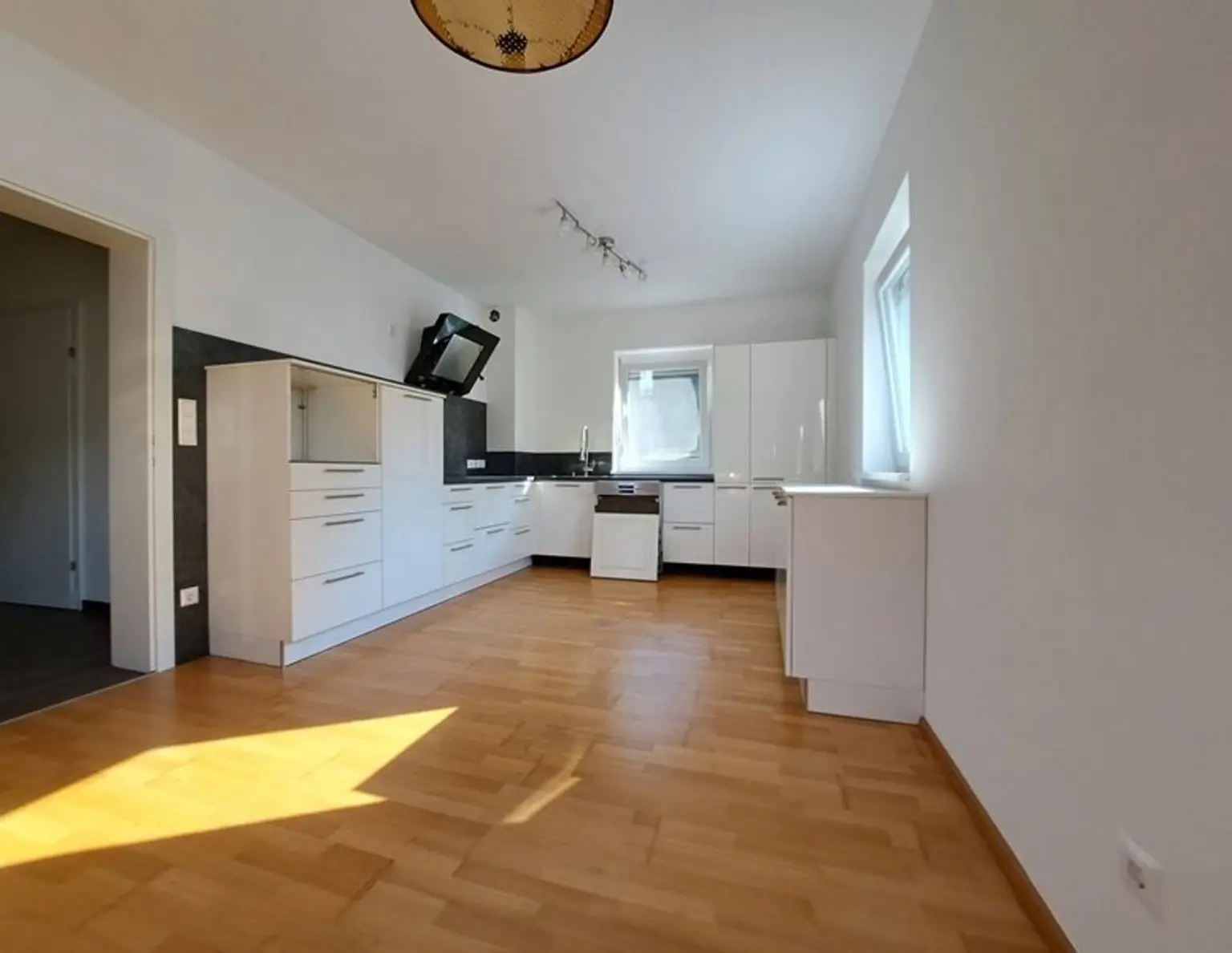 Moderne 4-Zimmer-Wohnung mit Sonnenbalkon und großem Dachboden
