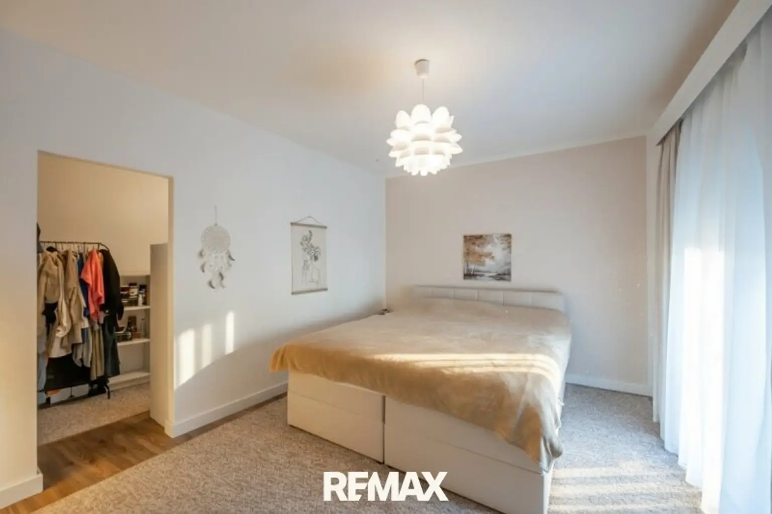 Master-Bedroom mit Blick zum Schrankraum
