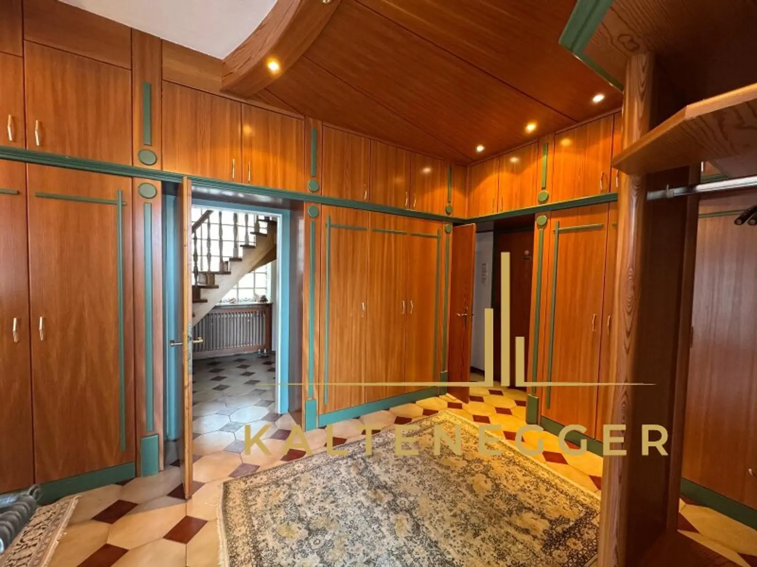 Sonnenbeschienenes Grundstück mit Blick auf die Hohe Wand - ein ländliches Mehrfamilienhaus und ein Einfamilienhaus