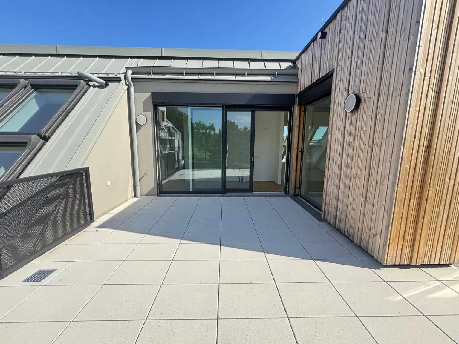 STOCK IM WEG - "Licht. Raum. Luxus. - 5 Zimmer Dacherstbezug mit Gartenblick, Südterrasse & Garage"