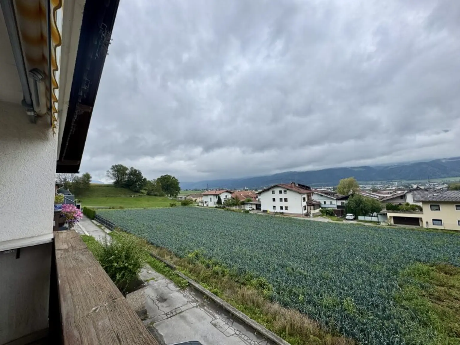 *geräumige 3 Zimmer Wohnung mit extra Küche und Balkon!  Super schöne Aussicht inkludiert!
