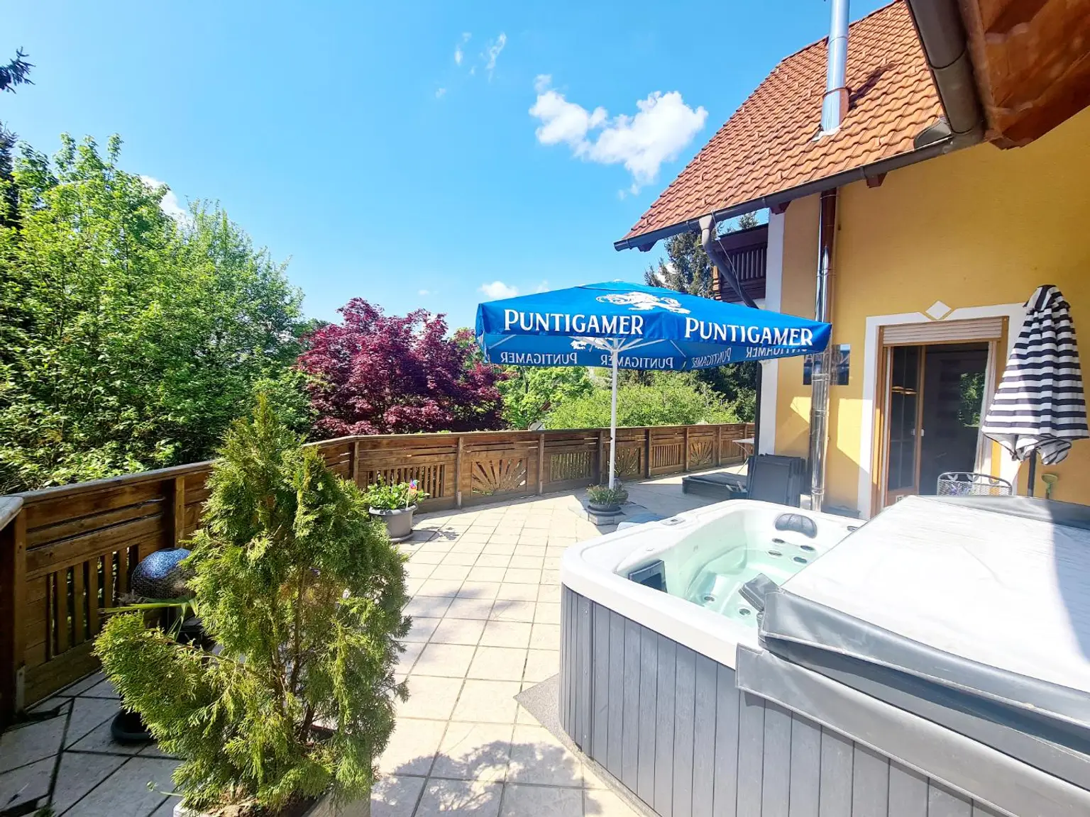 „Wohnen & Wohlfühlen im Hügelland – vielseitige Immobilie mit 8 Gästezimmern & Privatwohnung“