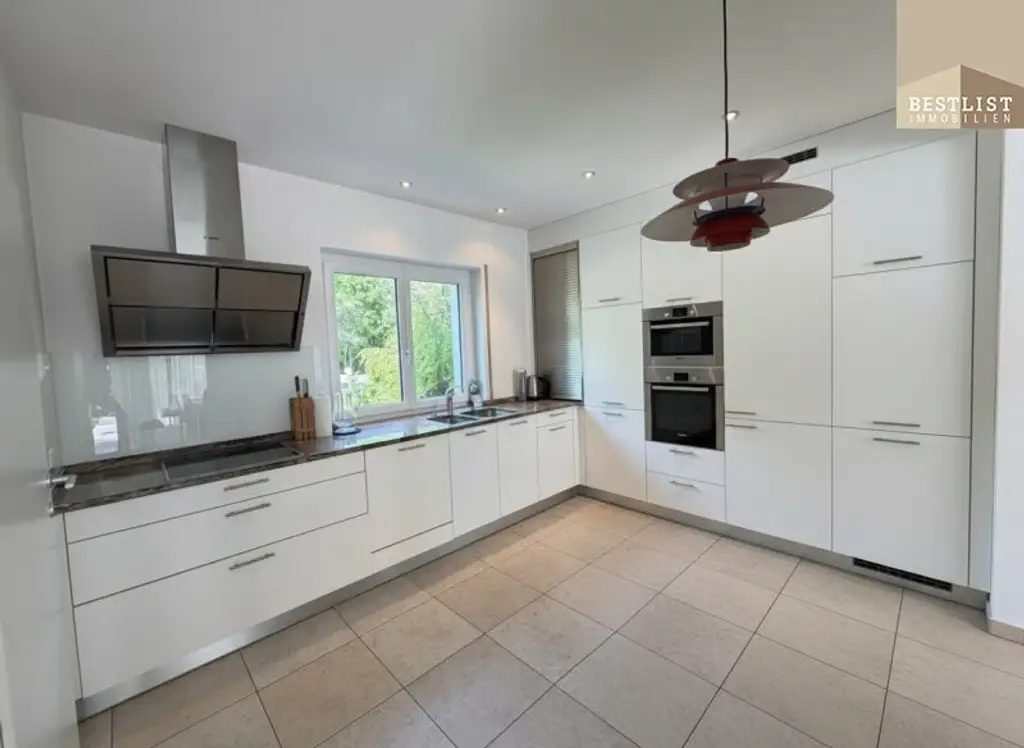 Moderne Eleganz trifft Naturidylle – energieeffizientes Einfamilienhaus mit großzügiger Terrasse in der Hinterbrühl