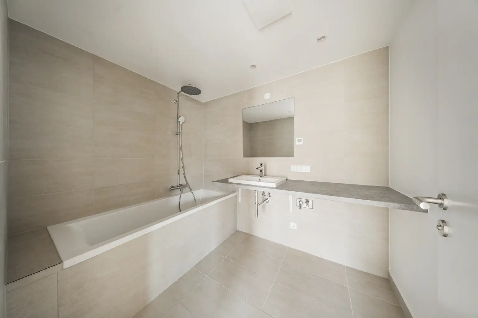 Moderne Stadtwohnung im 6. Stock mit Balkon – Erstbezug