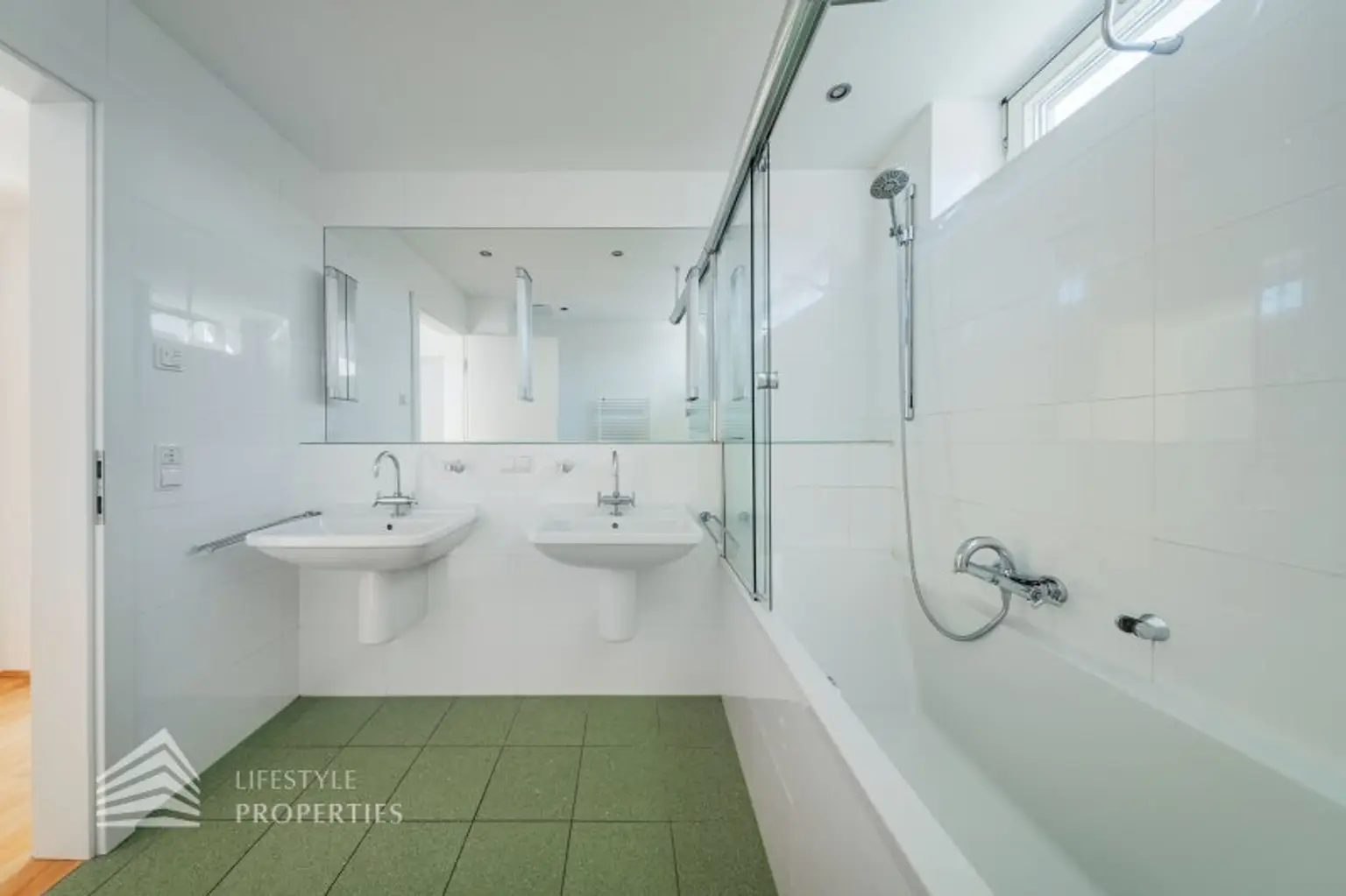 Wunderschöne 4 - Zimmer Wohnung mit Terrasse und Garten