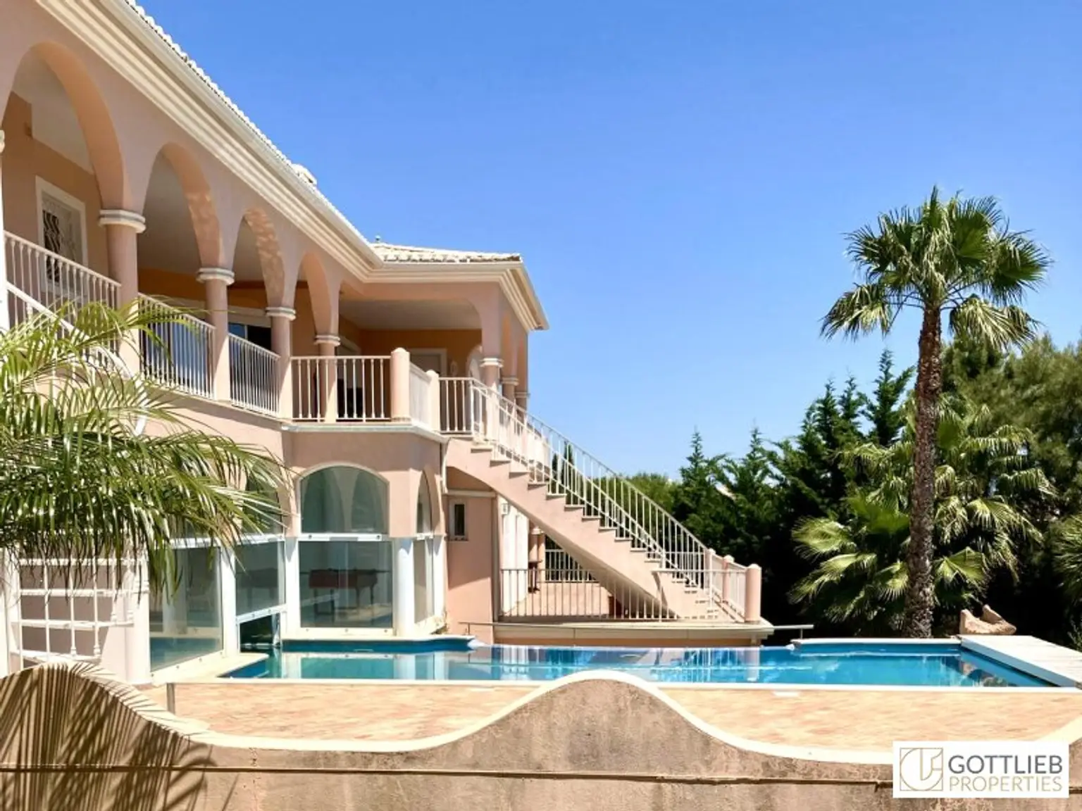 Uneinsehbare Villa mit Terrassen und großem Garten, Swimmingpool und Meerblick