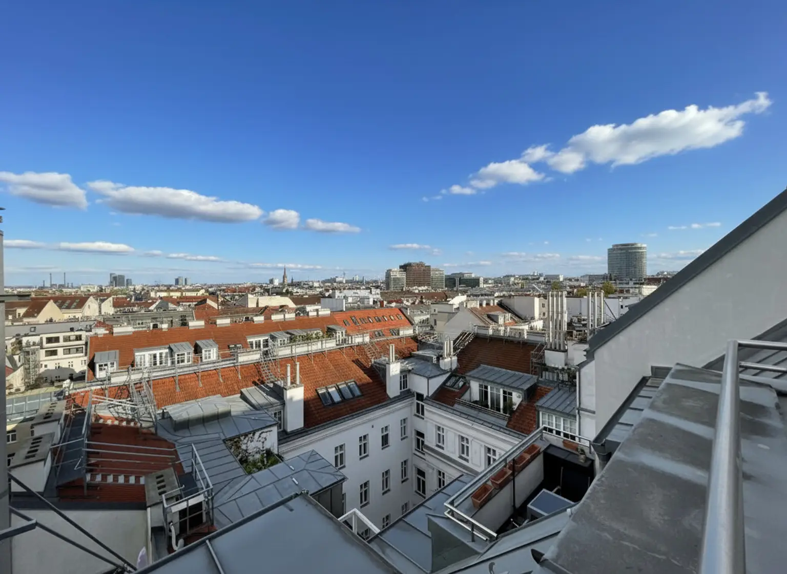 UNBEFRISTET: Klimatisierte, ruhige 3-Zimmer Wohnung mit Terrasse und Blick über die Dächer Wiens