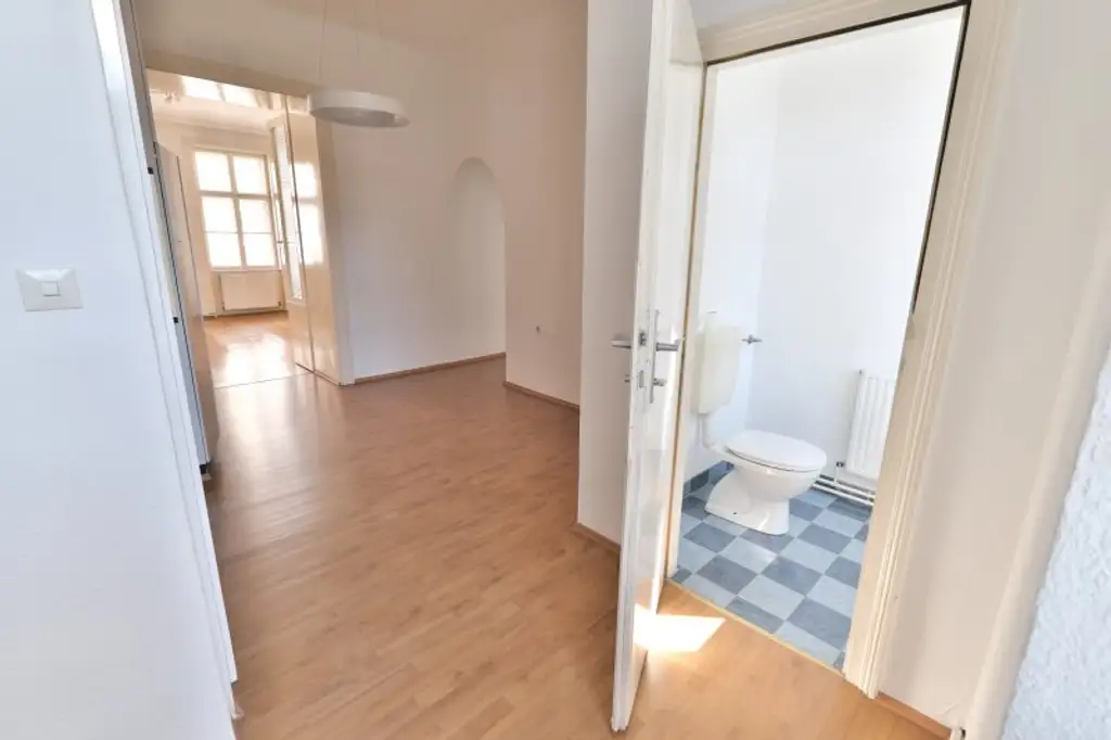Antonigasse UNBEFRISTETE 2 Zimmer-Wohnung mit KFZ-Stellplatz im Haus