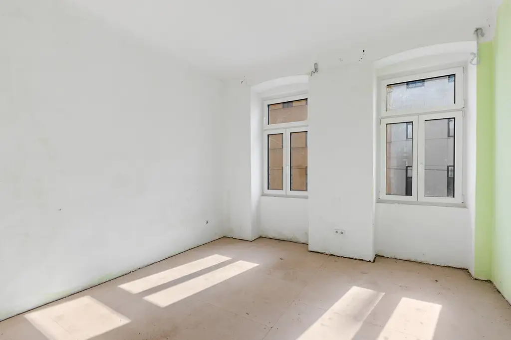 Sanierungsbedürftige Altbauwohnung inklusive Balkon