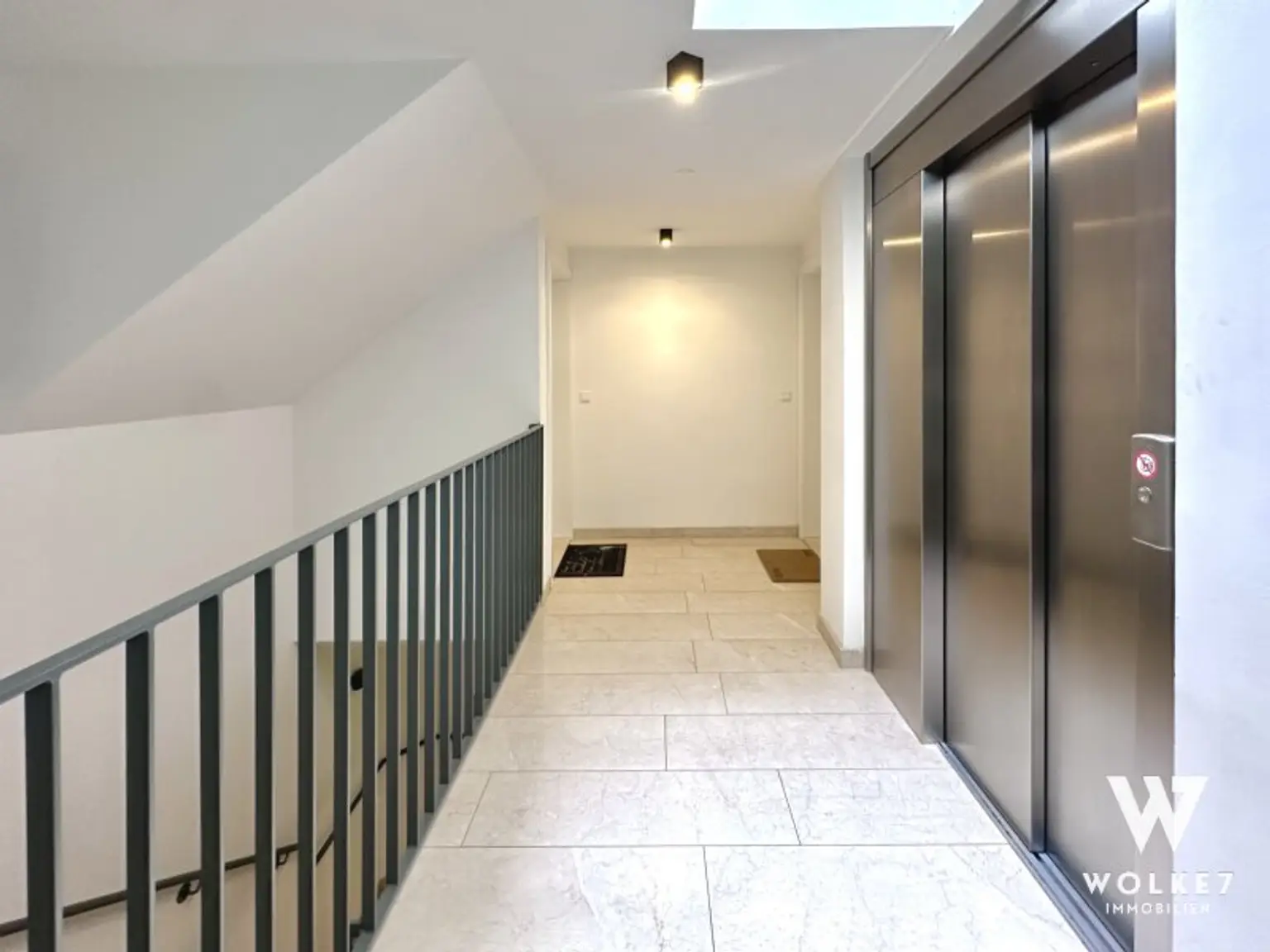 Exklusive 3-Zimmer-Dachgeschoss-Maisonette mit der Terrasse und Tiefgaragenplatz