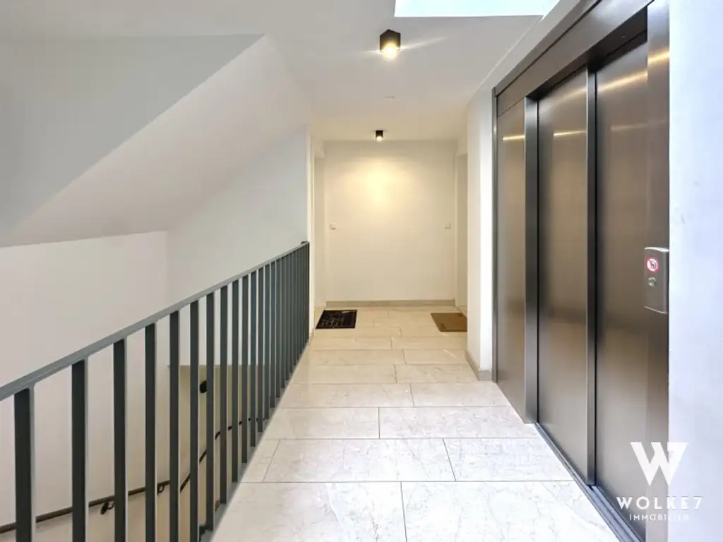 Exklusive 3-Zimmer-Dachgeschoss-Maisonette mit der Terrasse und Tiefgaragenplatz
