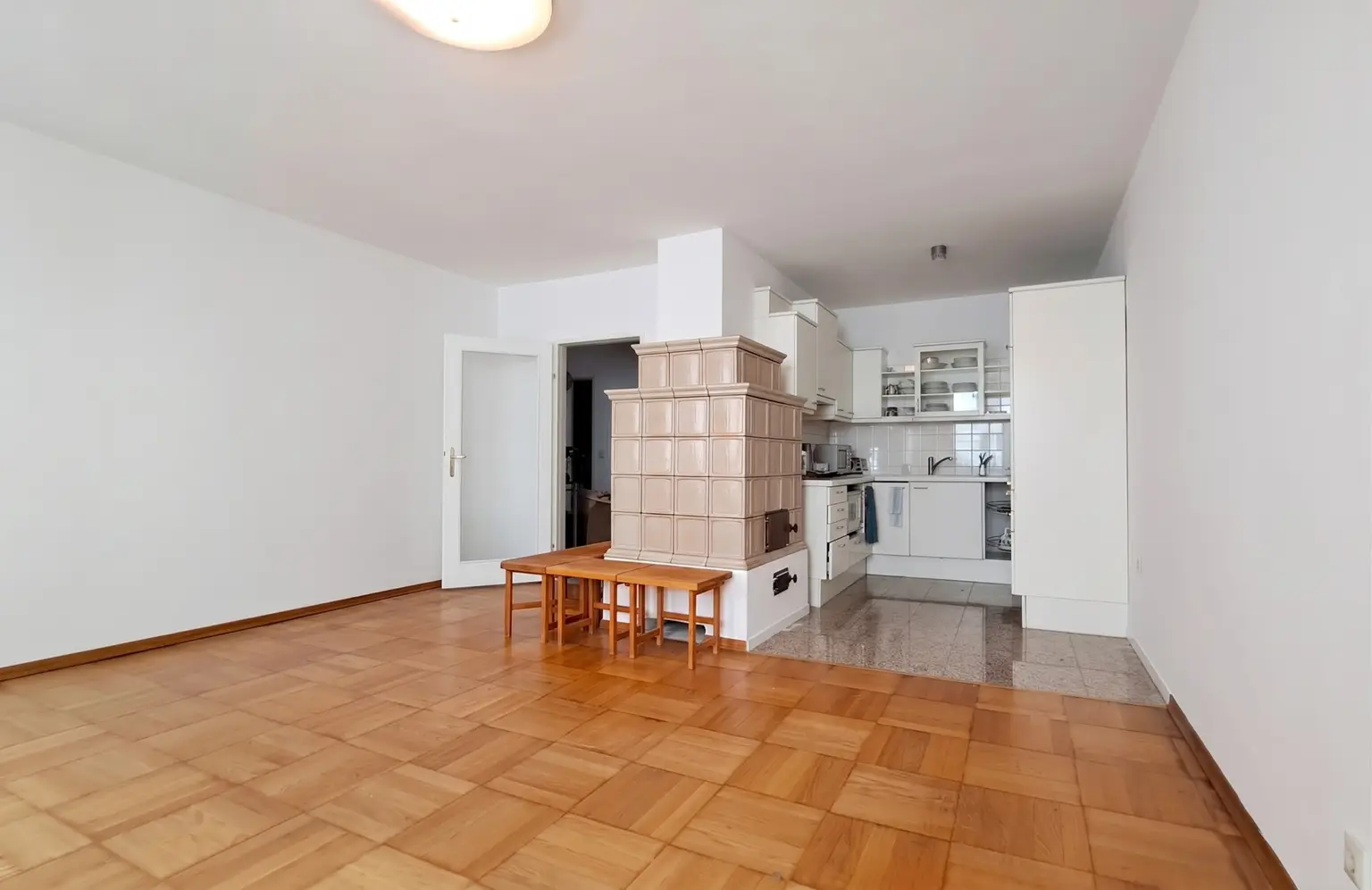 Blick vom Essbereich zur Küche