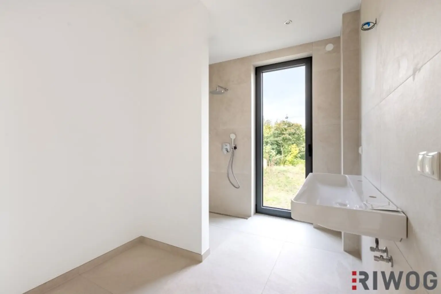 ERSTBEZUG | Exklusive Doppelhaus-Einheit | ca. 353 m² Garten | 4-5 Zimmer | Luftwärmepumpe | 2 KFZ-Stellplätze | 5 Min. ins Zentrum Perchtoldsdorf