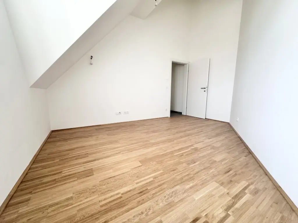 TOP Sanierte Wohnung im Dachgeschoss - Mit Schlossbergaussicht