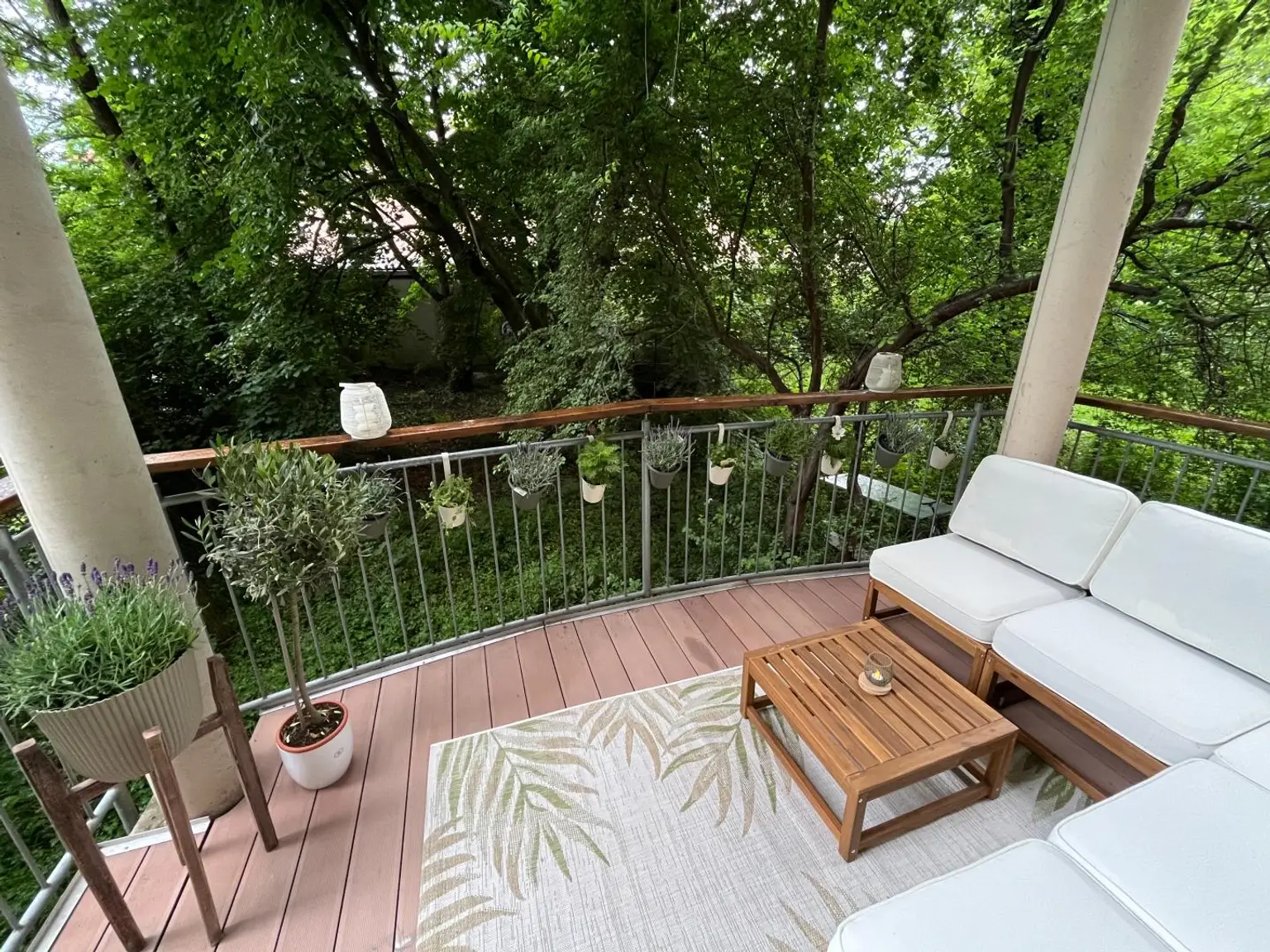 Stilechte, professionell generalsanierte Altbauwohnung mit Balkon