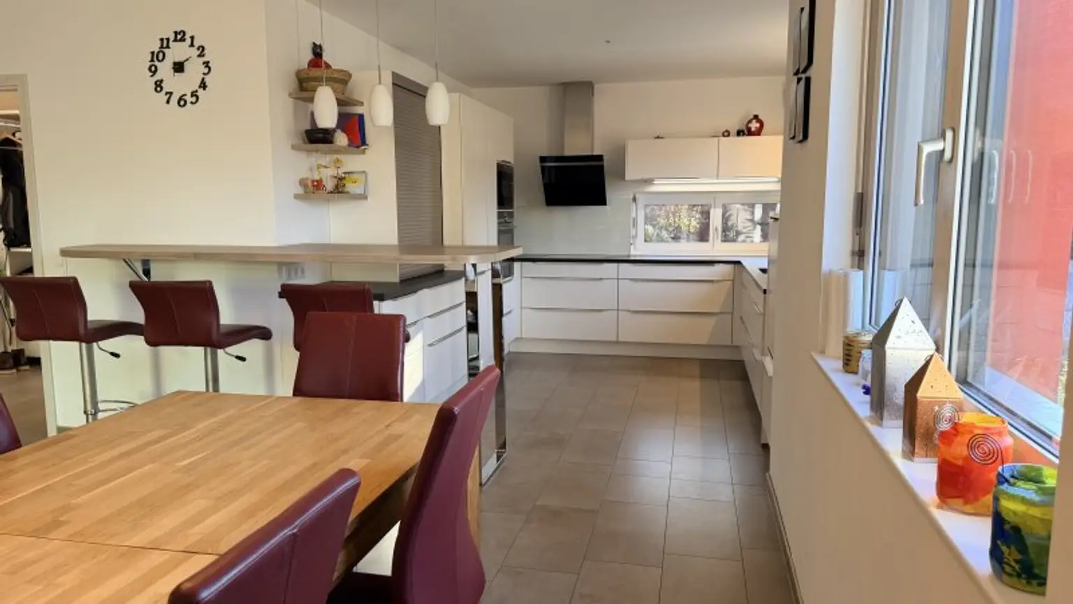 Modernes Familienhaus (2019) mit 6 Zimmern, Wohnkeller, Dachterrasse, Garten und 2 Stellplätzen