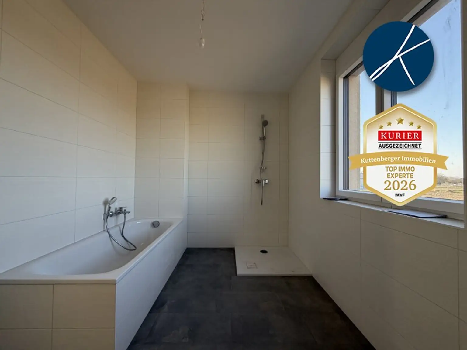 Bad mit Wanne und Dusche