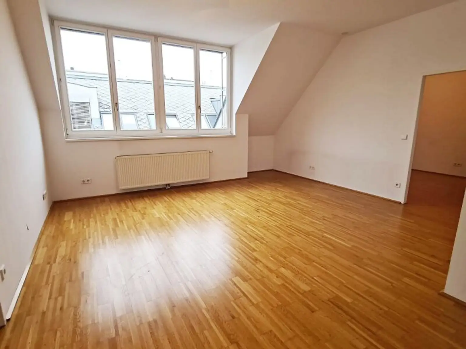 TERRASSENHIT, U1-NÄHE, 84 m2 Dachgeschoß mit 30 m2 Terrasse, 2 Zimmer, Wohnküche, 2 Bäder, Parketten, Viktorgasse