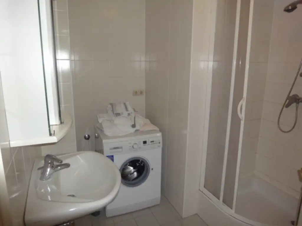 Komplett ruhig gelegene helle Wohnung mit 1 Schlafzimmer, teilmöbliert (Schrank und Sofa) Nähe Servitengasse ab 15. Dezember 2025