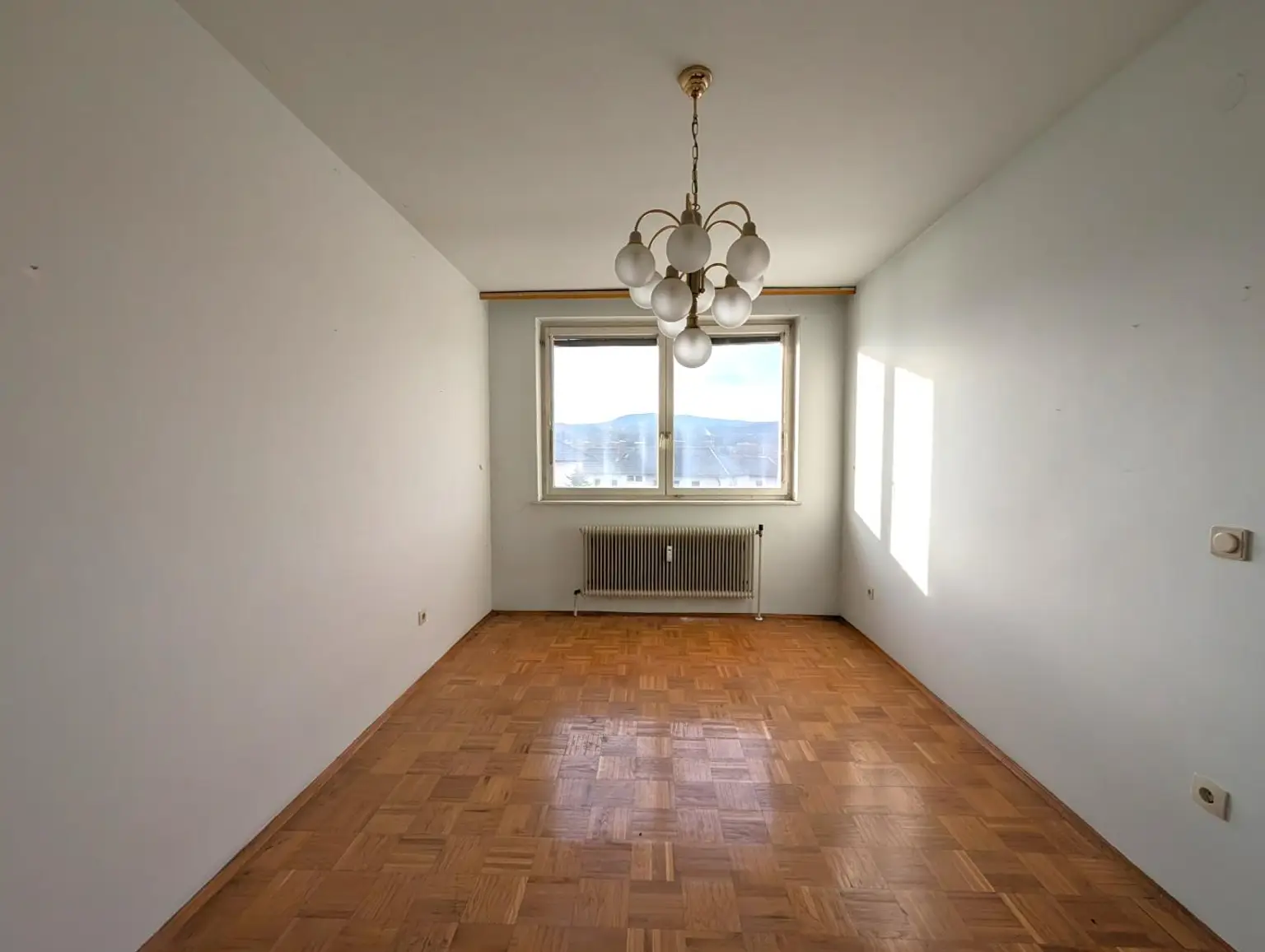 Sanierungsbedürftige 3-Zimmer-Eigentumswohnung mit Balkon, Loggia und Garage