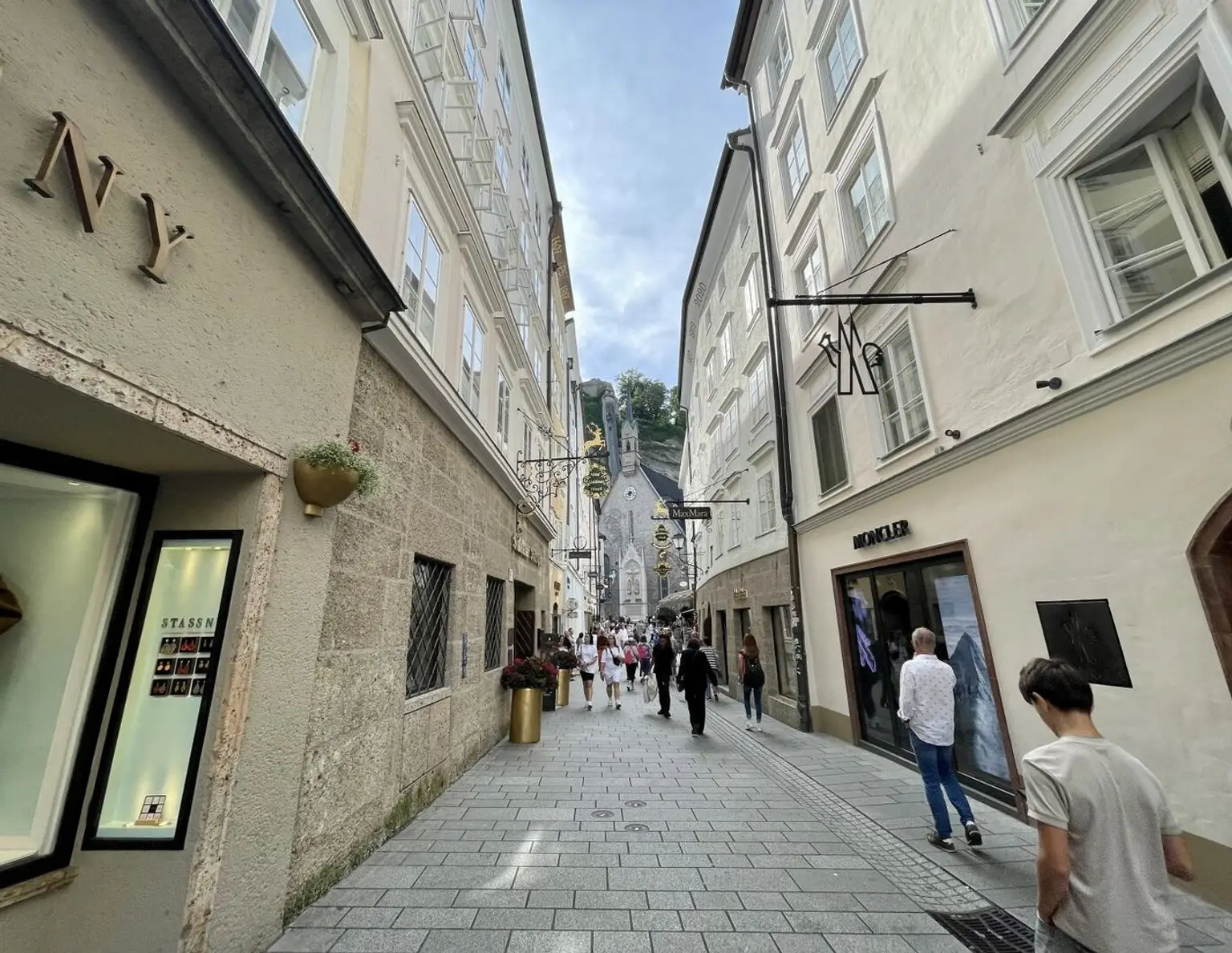 Hochattraktives Zinshaus beim Festspielbezirk in Salzburg: 1384 m² Wohn- und Geschäftshaus als erstklassige Kapitalanlage!