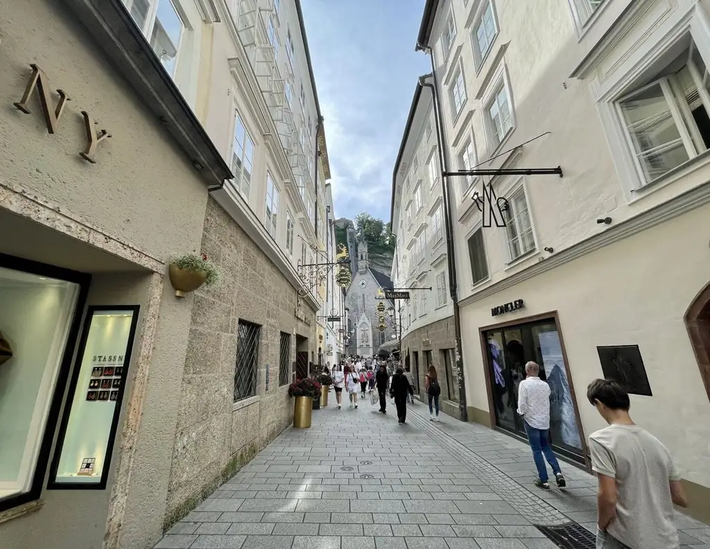 Hochattraktives Zinshaus beim Festspielbezirk in Salzburg: 1384 m² Wohn- und Geschäftshaus als erstklassige Kapitalanlage!