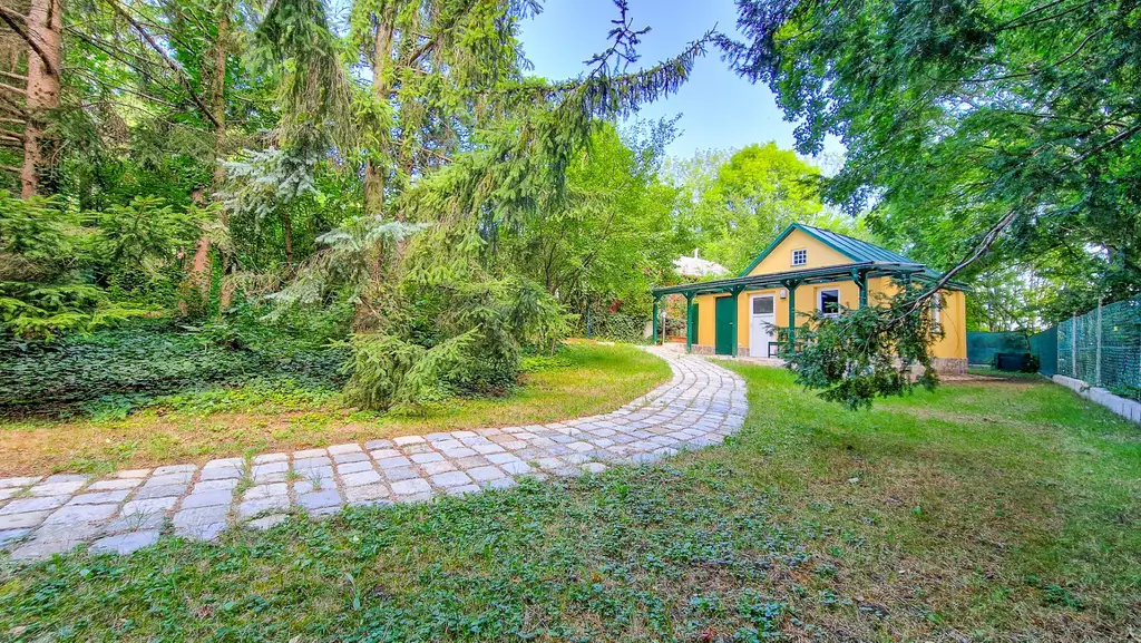 Grüne Oase in Prestige-Lage, Stilvilla mit ca. 1.600 m² Grund, Gästehaus, 2 Garagen und großem Pool
