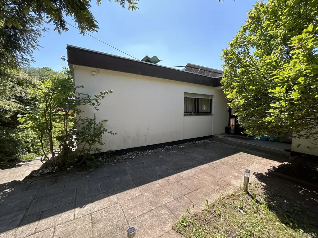 NEUER PREIS! Sanierungsbedürftiger Bungalow mit Wintergarten und 2 Garagen – aktuell vermietet