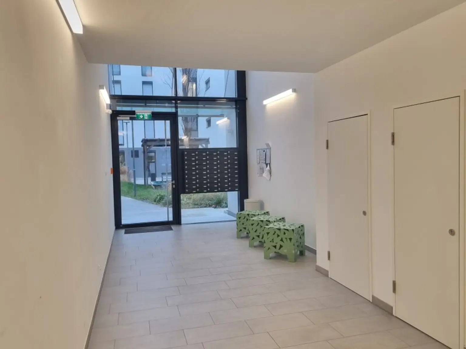 Neuwertige Wohnung mit Südbalkon, DAN-Küche und Freizeitangebot – Nähe U-Bahn