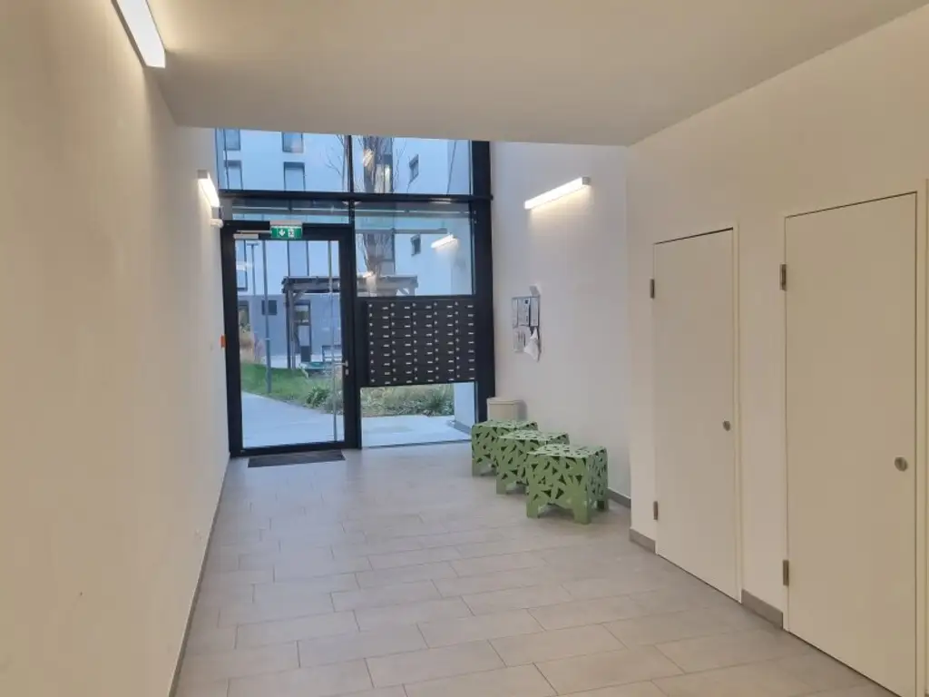 Neuwertige Wohnung mit Südbalkon, DAN-Küche und Freizeitangebot – Nähe U-Bahn