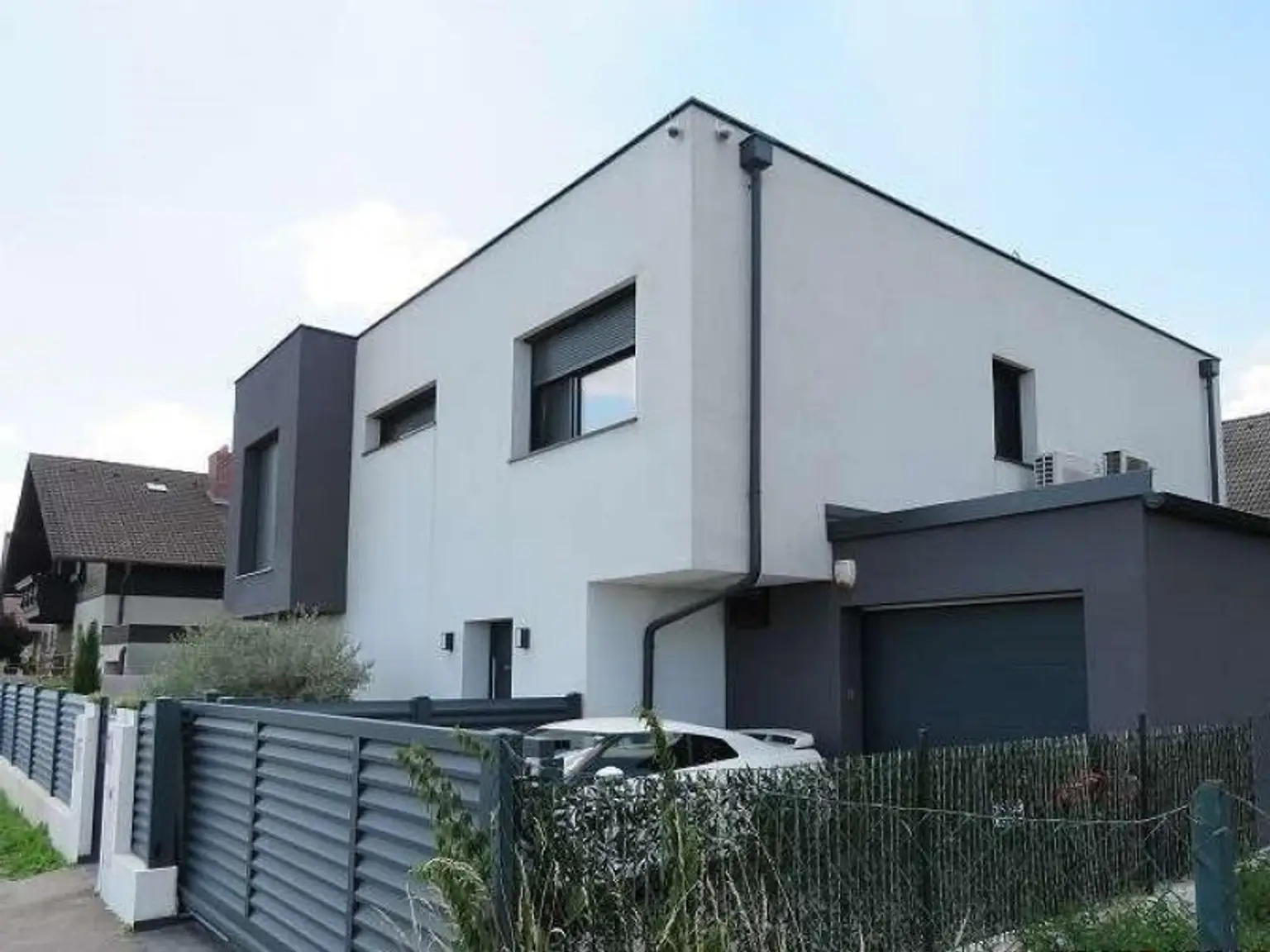 Traumhaft LUXURIÖS AUSGESSTATTETES SMART EFH in Leopoldsdorf: Wfl. 196m², 6 Zimmer, Balkon & Terrasse! + PHOTOVOLTAIK ANLAGE mit STROMSPEICHER + beheizter POOL  + GARAGE + GRILLPLATZ +