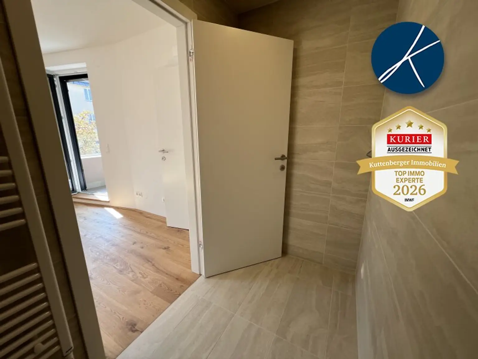 an Schlafzimmer angeschlossenes Bad