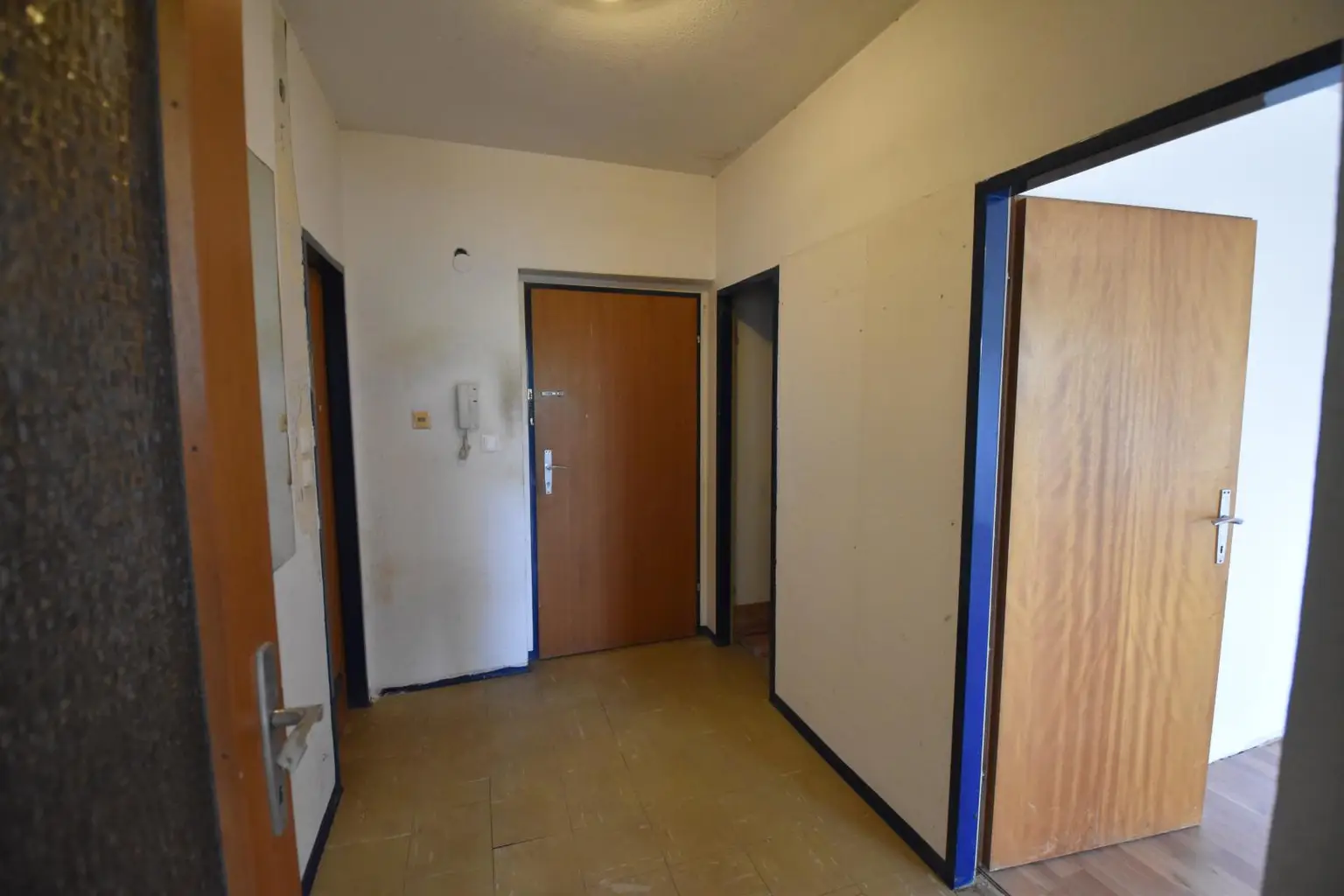 Sanierungsbedürftige Eigentumswohnung mit Loggia