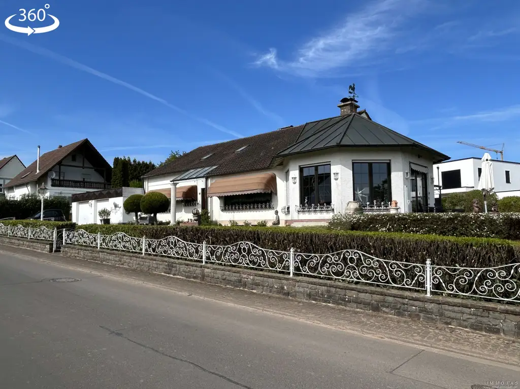 Repräsentatives Ein- bis Zweifamilienhaus mit Garten und Doppelgarage