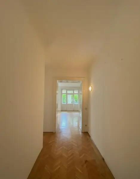 Exklusives Altbaujuwel in Gersthof – Sanierungsbedürftige 3,5-Zimmer-Wohnung mit Balkon in Zinsvilla