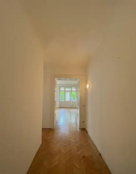 Exklusives Altbaujuwel in Gersthof – Sanierungsbedürftige 3,5-Zimmer-Wohnung mit Balkon in Zinsvilla