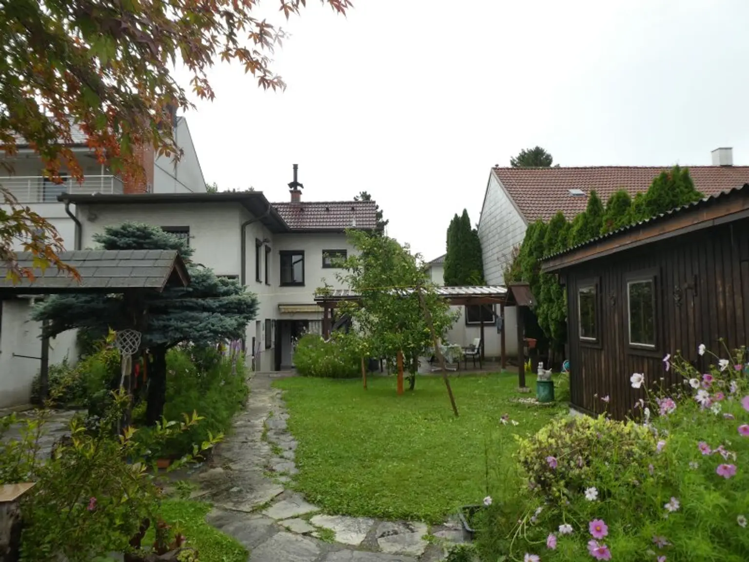 PRIVATSPHÄRE: KLEINES HAUS  mit ENTZÜCKENDEN GARTEN, Garage und Lagerräume - NÄHE BAHNHOF